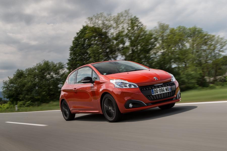  Peugeot 208 3-Door 2015 года  (фото 10 из 15)